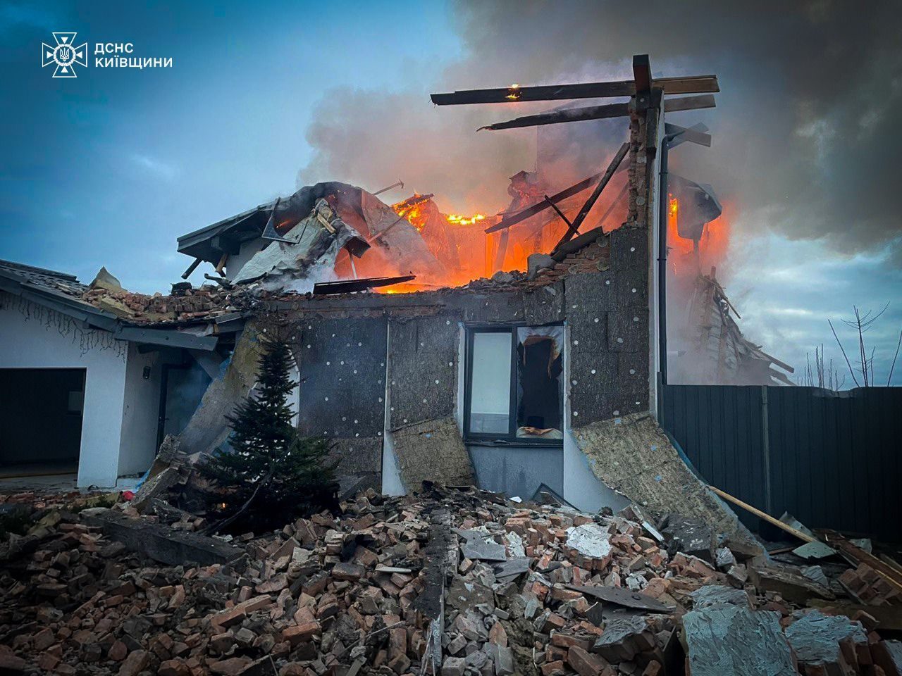 Guerra Ucraina-Russia, massiccio attacco russo a Kiev. Zelensky: "Putin attacca prima di Natale, più pressione per la pace", news in diretta