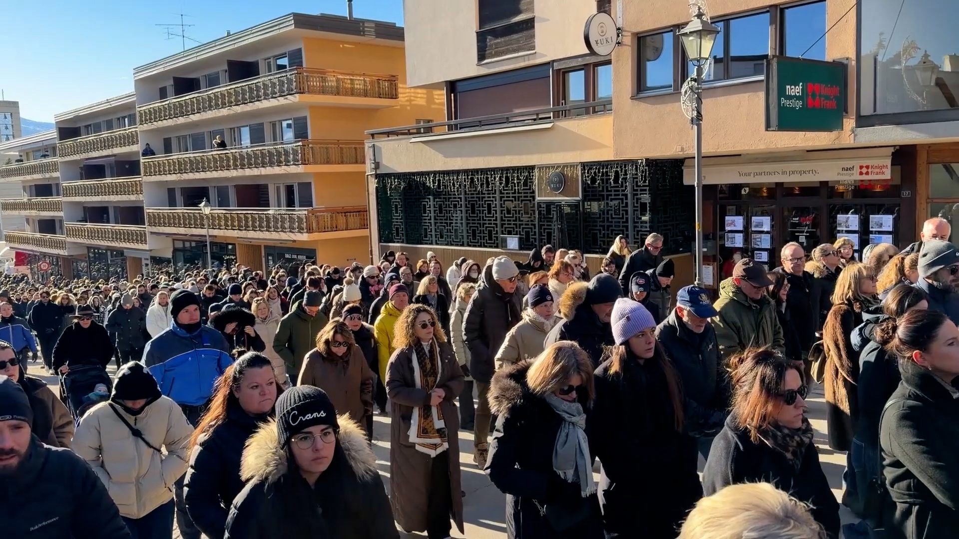 A Crans-Montana il giorno del silenzio e del dolore, le voci dalla Svizzera: “Come faremo ad andare avanti?”