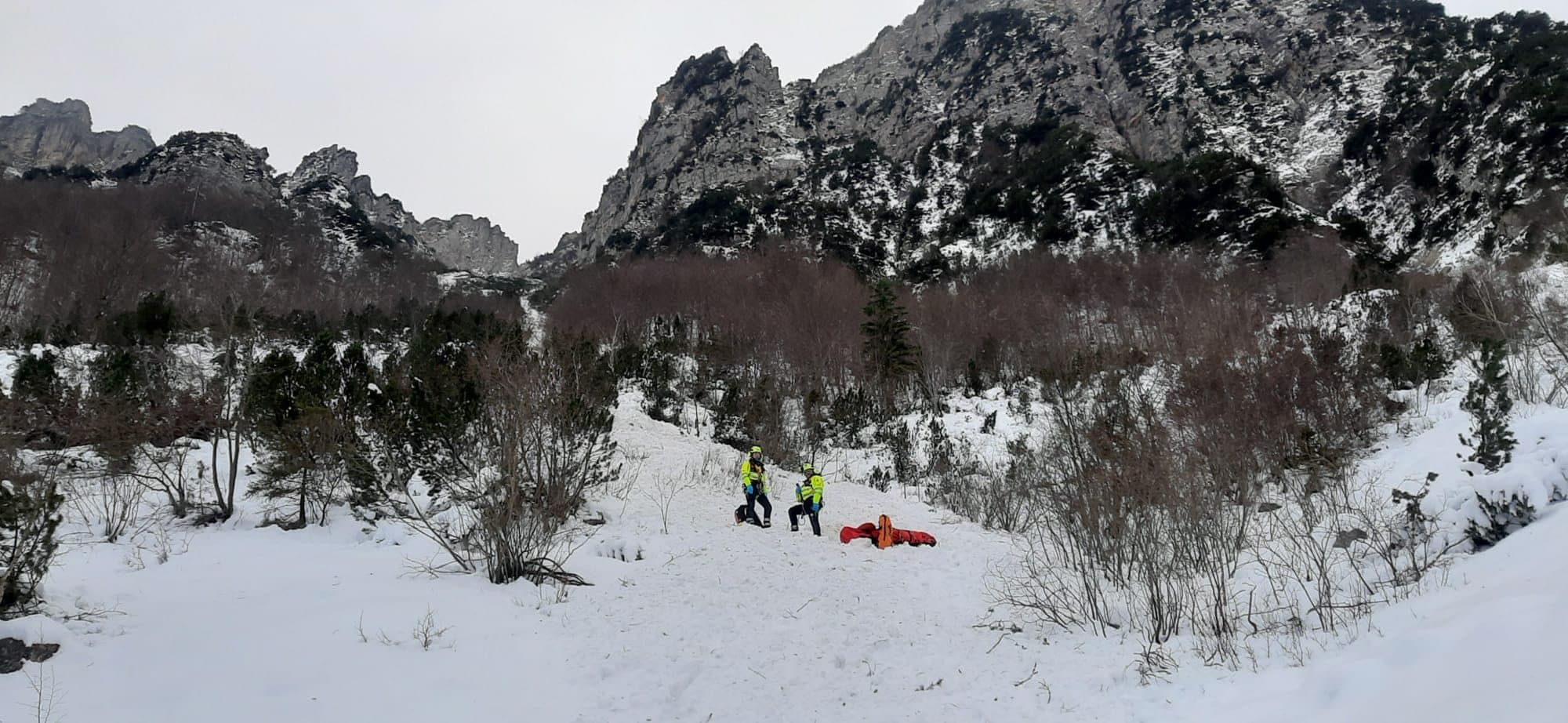 Scialpinista 50enne muore travolto da una valanga sulle Piccole Dolomiti: estratto dall'amico che era con lui