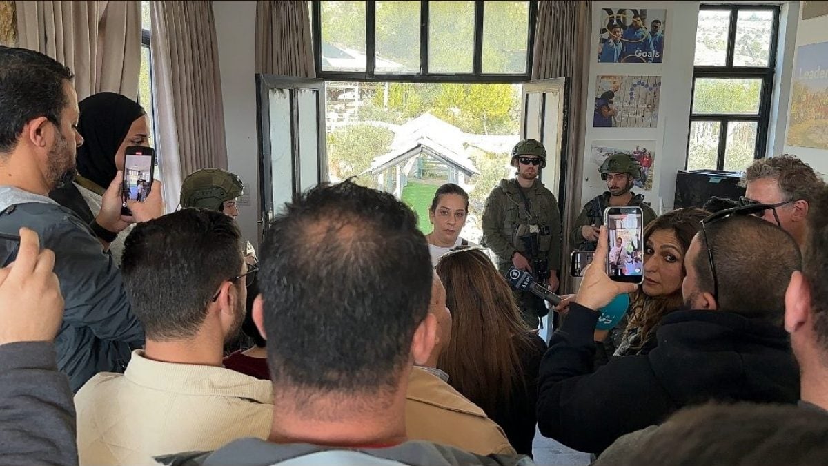 I militari israeliani fanno incursione durante la conferenza stampa al Youth Village