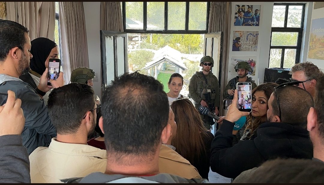 Esercito israeliano vieta conferenza stampa a Ong in Cisgiordania: giornalisti identificati, cameraman picchiato