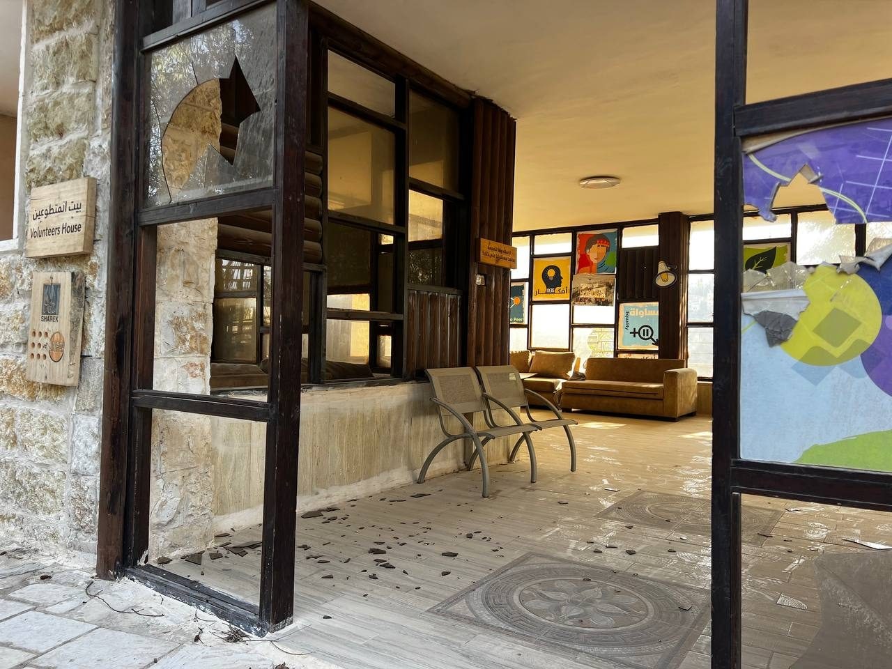 I vetri spaccati del Youth Village