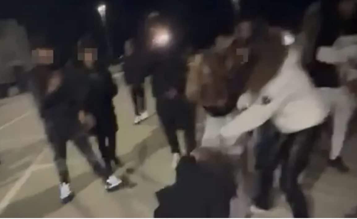 Ragazzina 13enne aggredita da coetanee a Foggia, video diffusi sui social. Il legale: "Cancellateli"