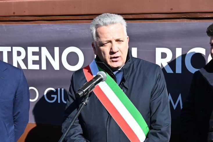 Studente ucciso in classe a La Spezia, il sindaco di centrodestra: "Uso dei coltelli solo in certe etnie"