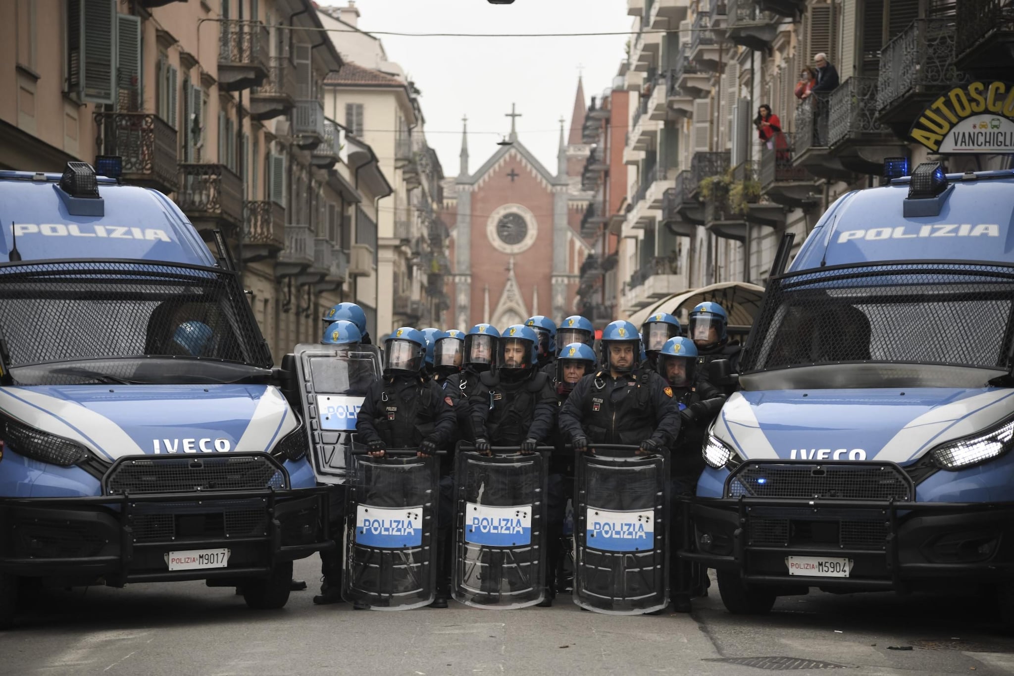 Dopo Askatasuna Piantedosi dichiara guerra alle occupazioni abusive