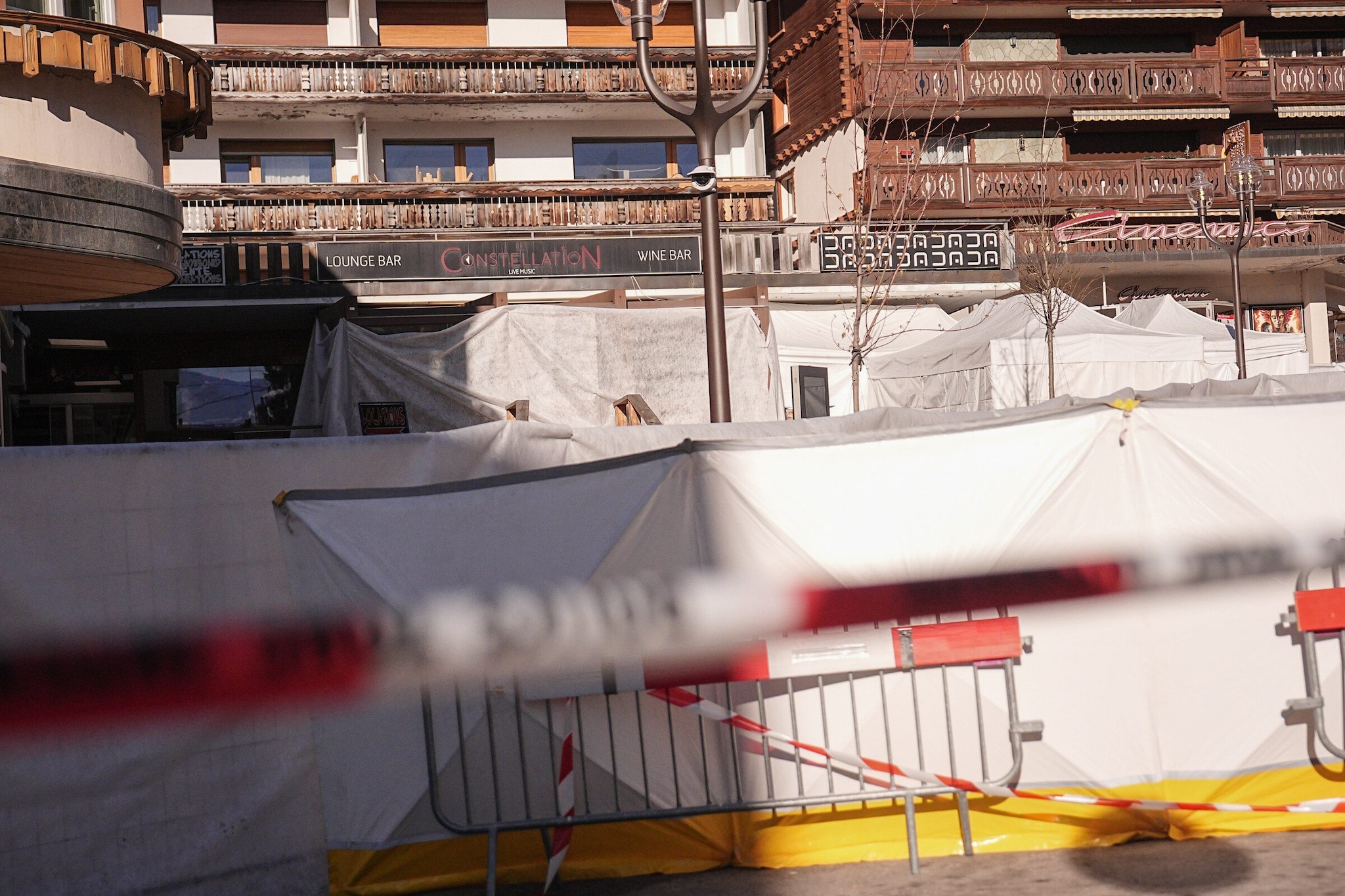 Il papà di Elsa, 15enne ferita a Crans-Montana: “Ustioni sul 70% del corpo e ha contratto un’infezione batterica”