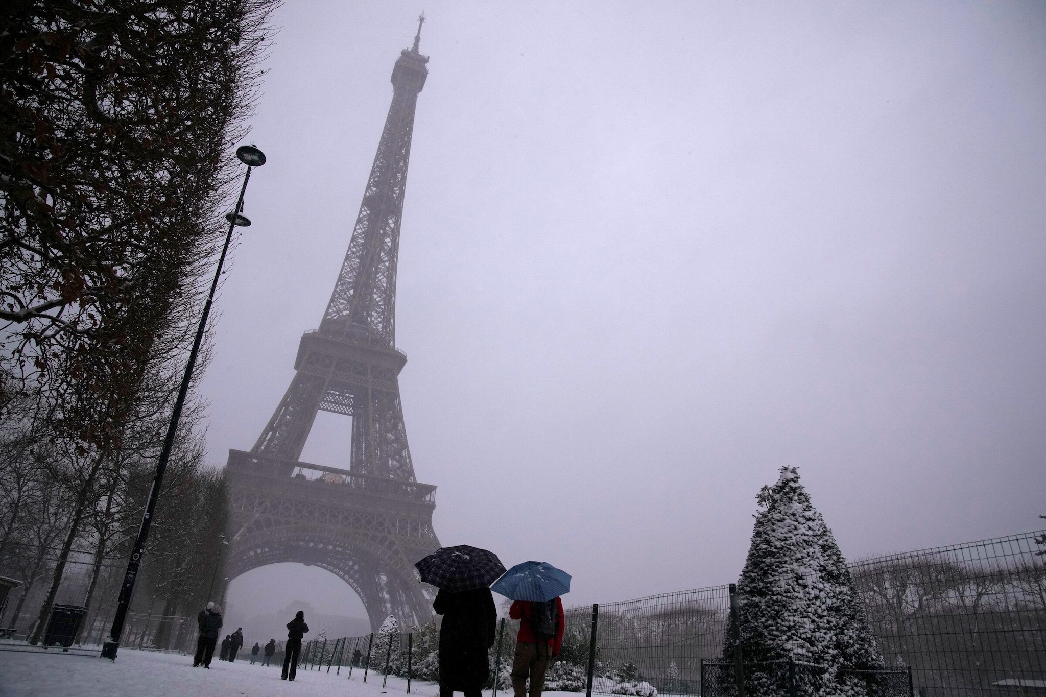 Strade innevate a Parigi