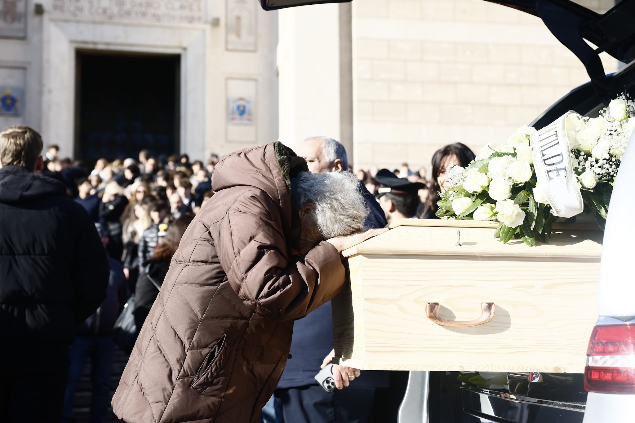 Crans-Montana, i funerali in diretta delle vittime italiane: Roma e Bologna salutano Minghetti e Tamburi, a Milano l'addio a Chiara e Achille