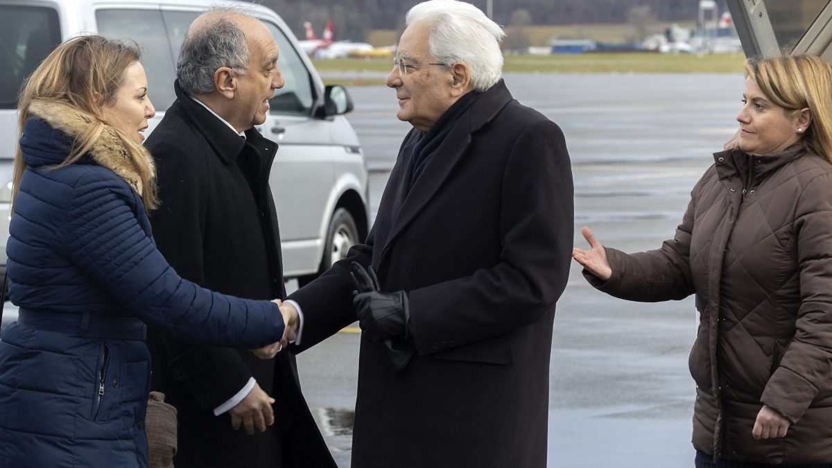Il Presidente della repubblica Sergio Mattarella in arrivo per la cermonia di commemorazione delle vittime di Crans Montana a Martigny, Svizzera (foto Ufficio Stampa Quirinale/LaPresse)