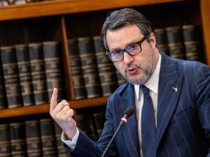 Confermato lo sciopero degli aerei il 16 febbraio, Salvini contro i sindacati: “Sono anti italiani”