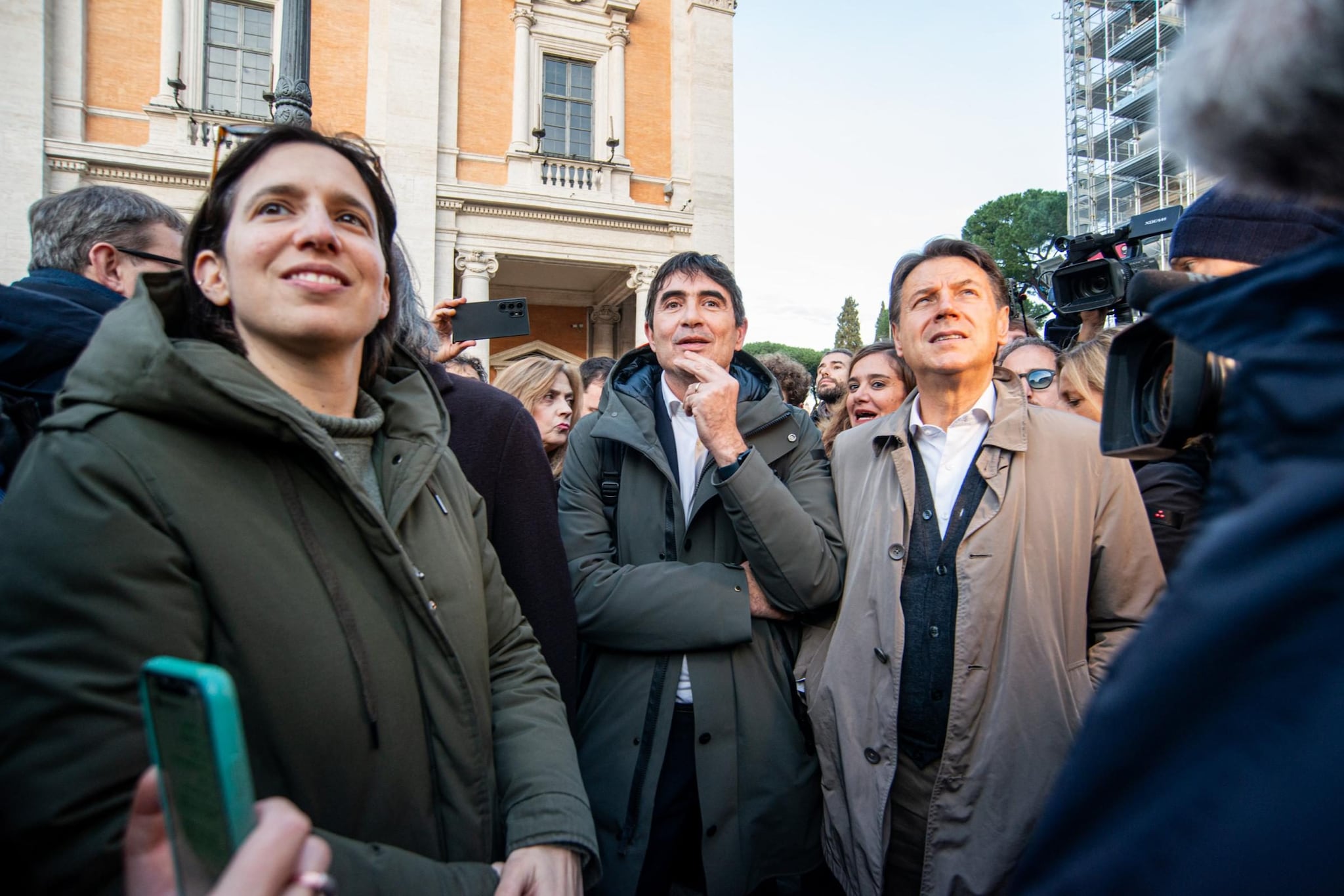 Roma, il campo largo compatto in piazza al Campidoglio a sostegno delle proteste in Iran