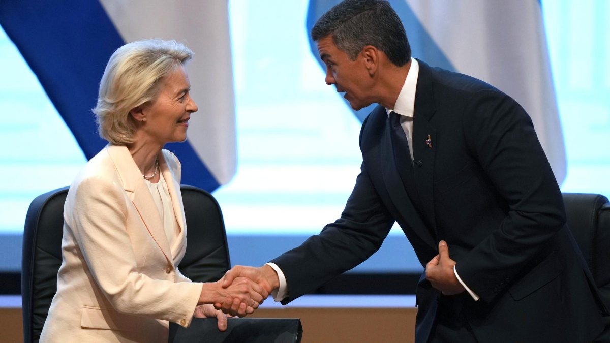 Ursula von der Leyen e il presidente del Paraguay Santiago Pena durante l’incontro per la firma dell’accordo di libero scambio tra l’Ue e il Mercosur.