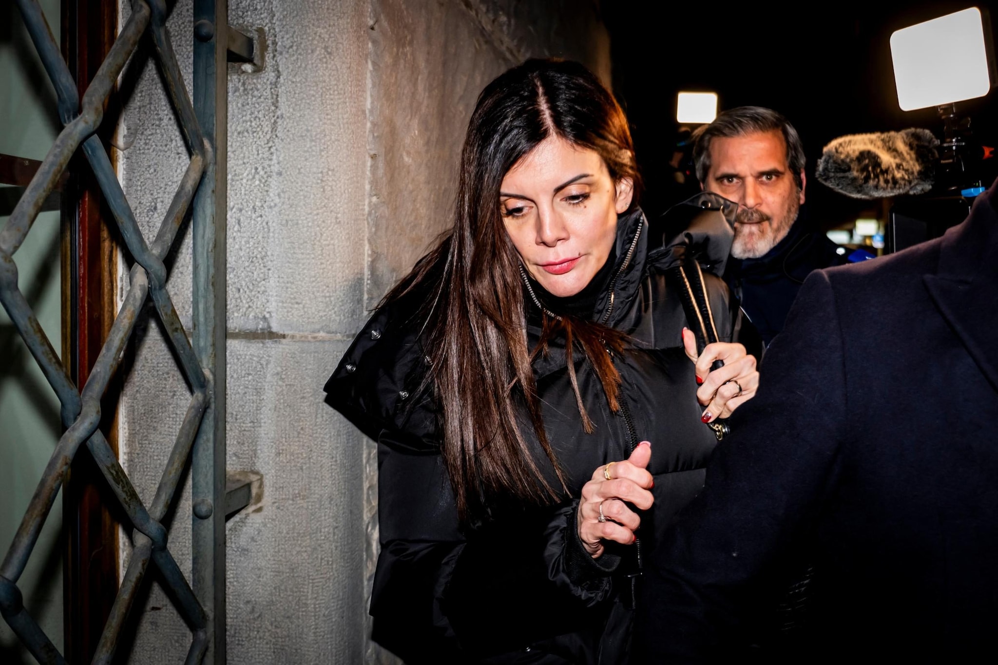 Crans-Montana, Jessica Moretti in lacrime: “Non sono scappata. Il personale non sapeva gestire gli incendi”