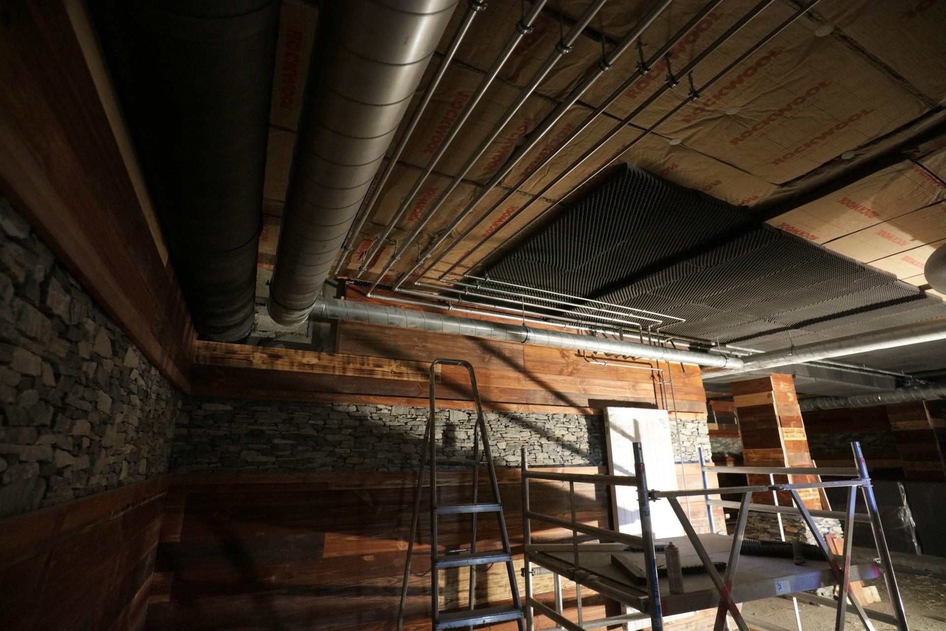 Una foto del cantiere dove sono visibili i pannelli fonoassorbenti, l’isolamento e il legno messo a copertura delle pareti.