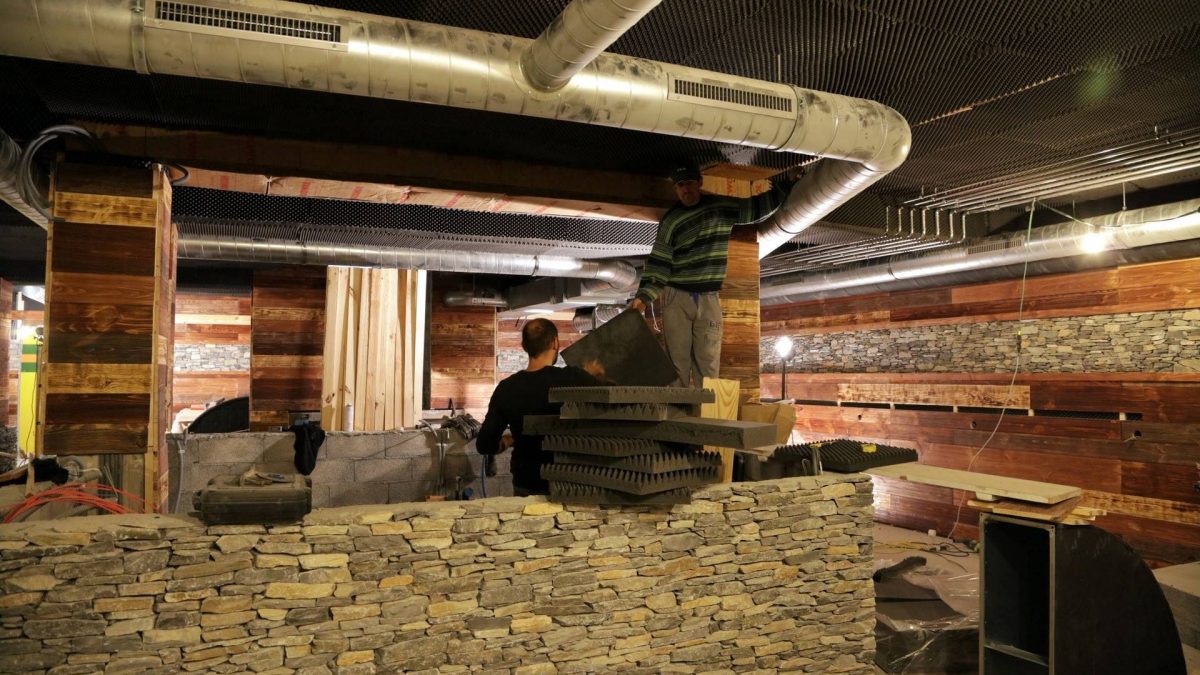 Il proprietario in una foto del 2015 dove sistema i pannelli fonoassorbenti