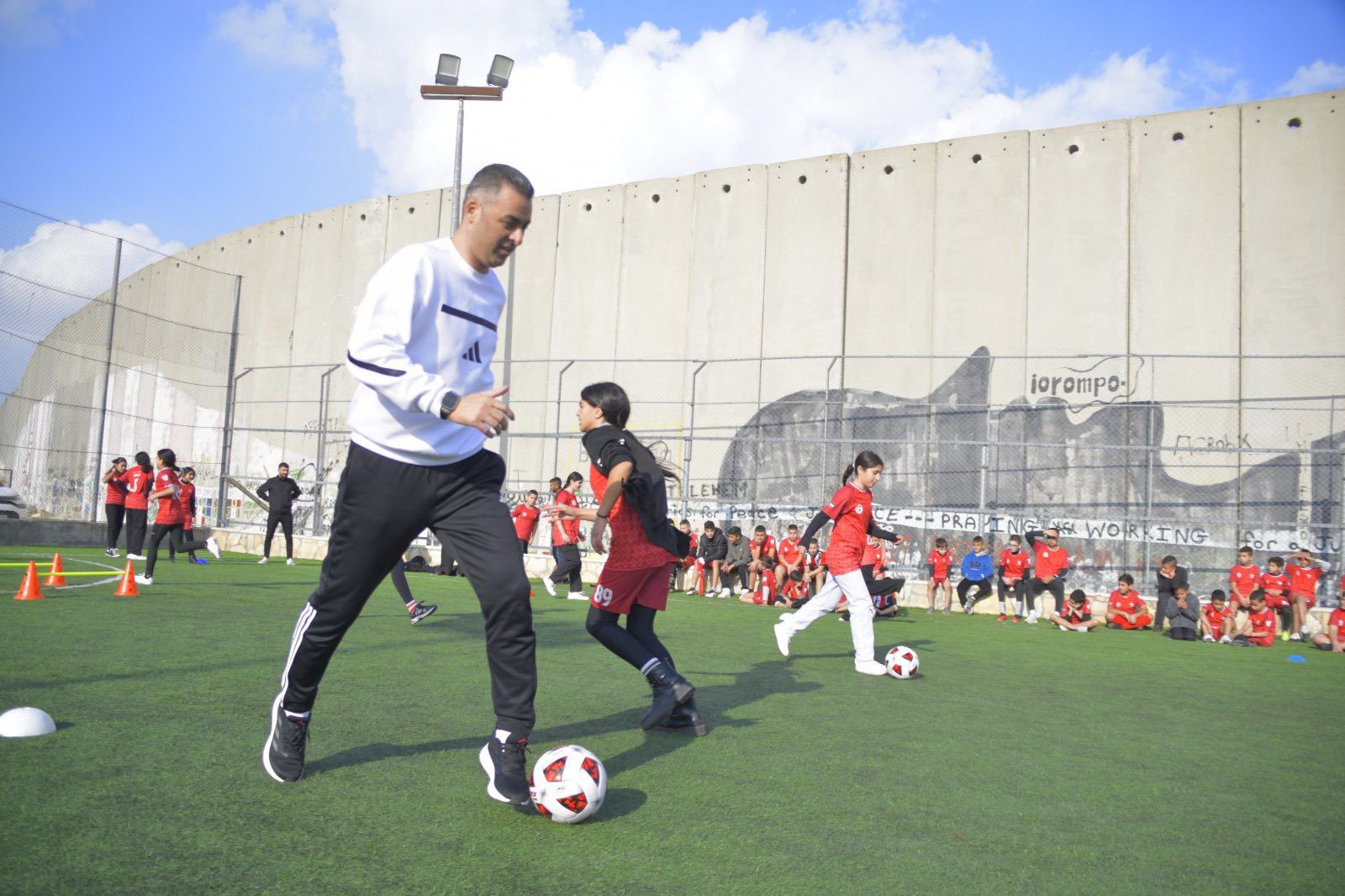 Israele vuole demolire un campo di calcio a Betlemme: “Vogliono togliere ai bambini anche il diritto di giocare”