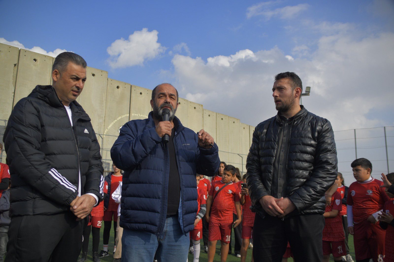 Munter Amira (al centro) con l’allenatore della nazionale palestinese Ehb Abu Jazar al campo di calcio di Aida