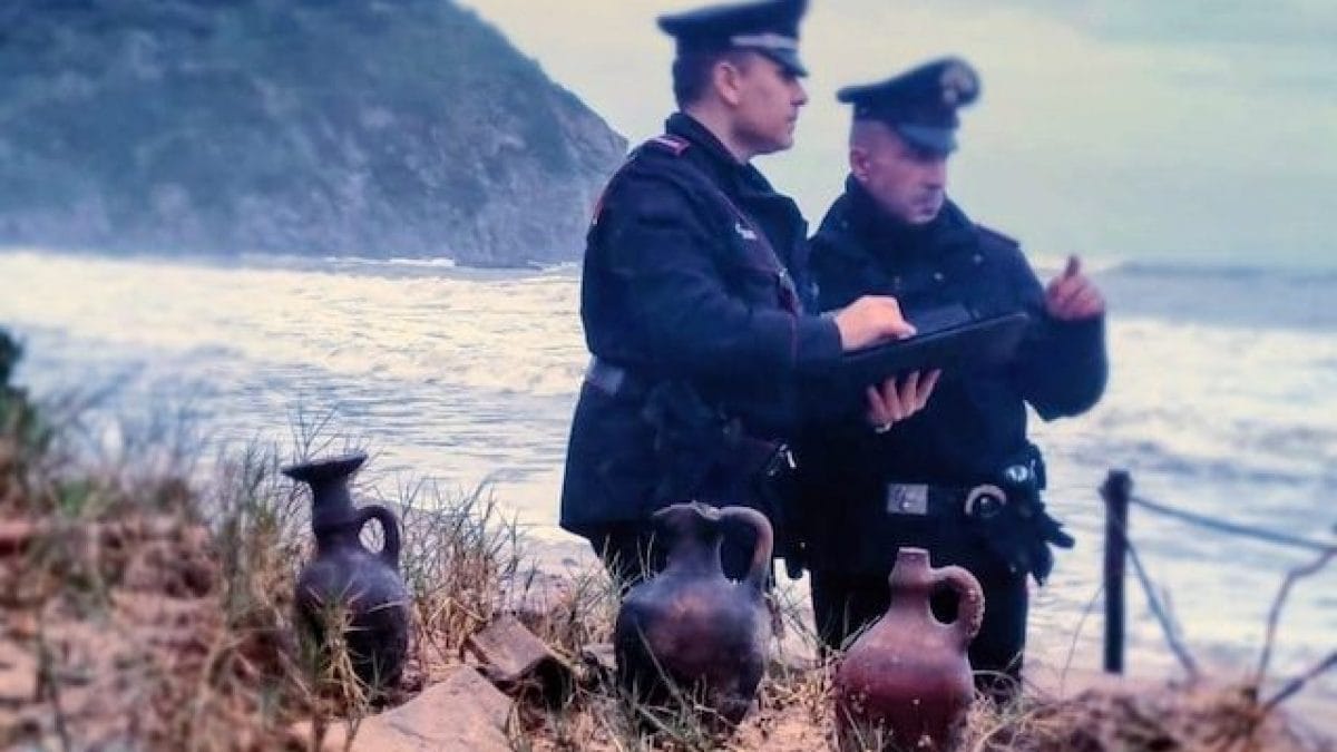 Anfore e tombe riemerse in Sardegna dopo il temporale