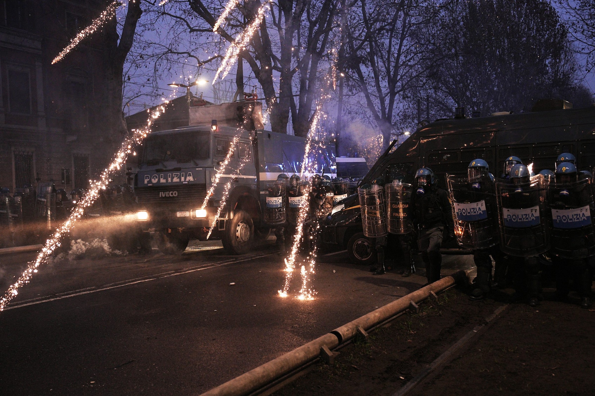 A Torino scontri al corteo per Askatasuna sgomberato: manifestanti lanciano bombe carta, idranti in azione