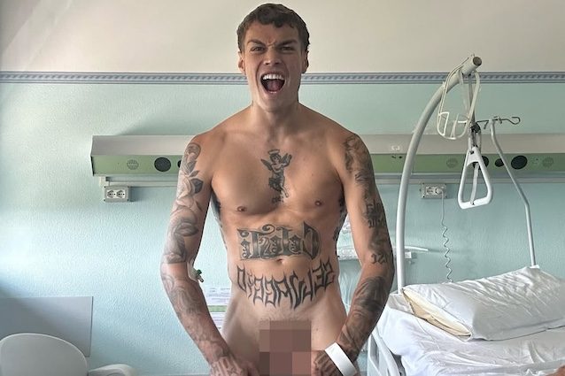 Blanco completamente nudo in ospedale: mistero sulle sue condizioni dopo la foto su Instagram