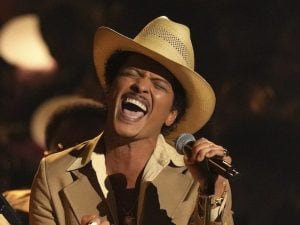 Bruno-Mars-ph-AP-PhotoChris-Pizzello-300x225.jpg