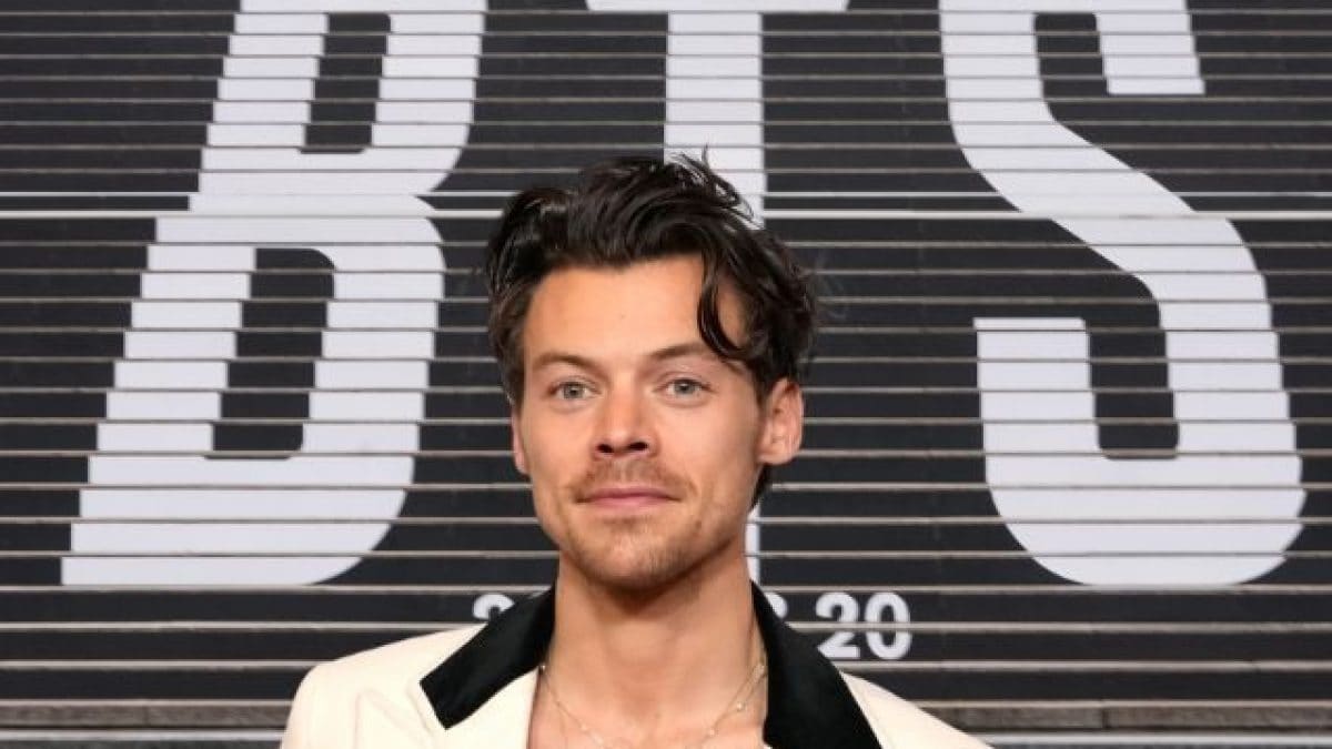 Harry Styles e una scritta BTS a Seoul.