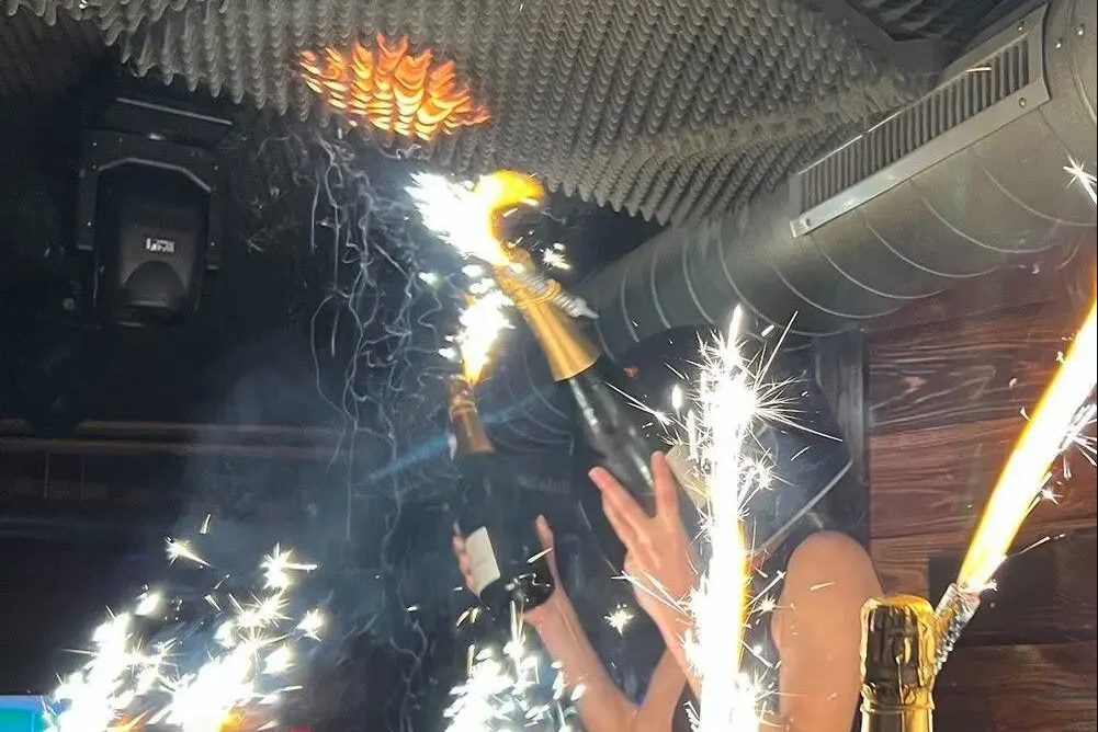 Crans Montana, tra i morti anche la cameriera con le fontane scintillanti, Moretti: “Era per creare atmosfera”