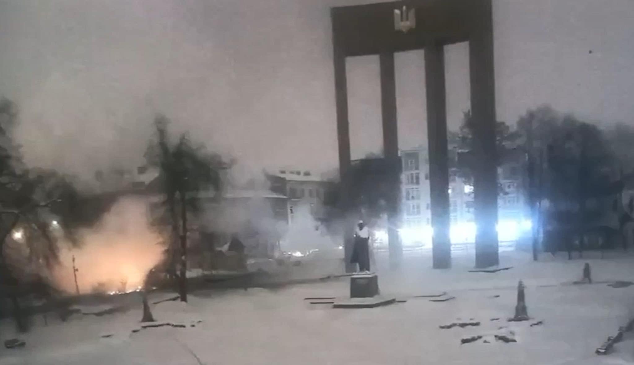 Ucraina, drone colpisce parco giochi a Leopoli: impatto a pochi metri da operai che spalano la neve, il video