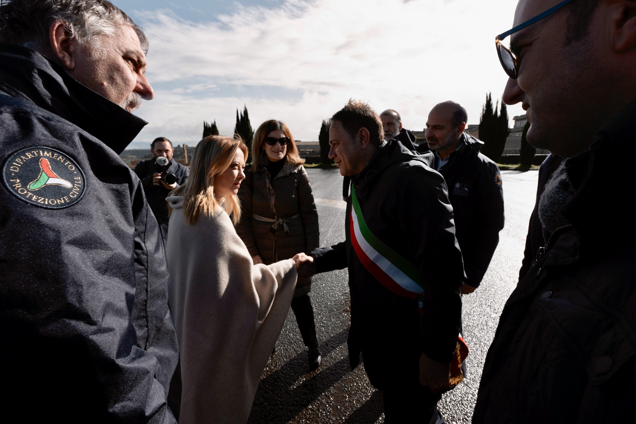 Giorgia Meloni e il sindaco di Niscemi Massimiliano Conti