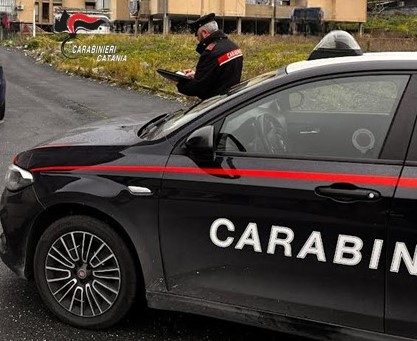 Insegue la moglie con un coltello e cerca di strangolarla: arrestato per tentato omicidio nel Catanese