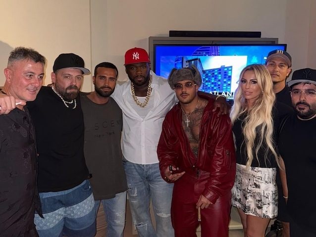 Geolier e 50 Cent backstage video Miami (da sinistra Cristiano Magaletti, Enzo Chiummariello, Fabrizio Scippa, 50 Cent, Geolier, Regina Signorile, Max Osceola III, Ciro Palumbo)