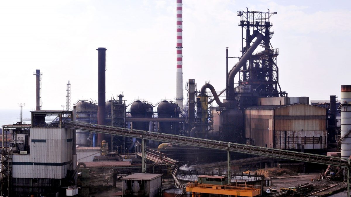 Lo stabilimento siderurgico di Piombino nel 2010, prima della demolizione dell’altoforno (Getty Images)
