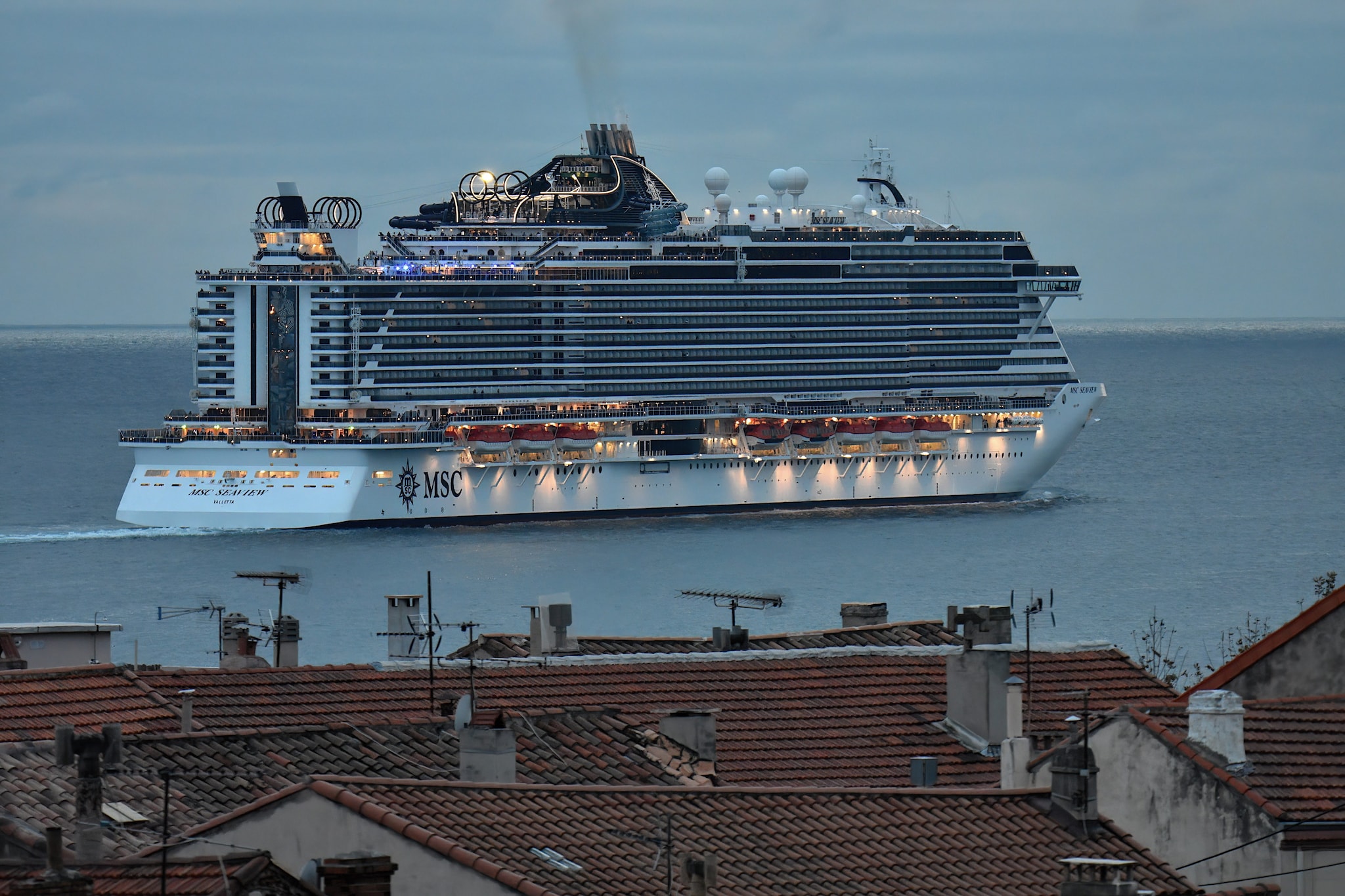 Acqua nelle cabine e corridoi allagati: paura su una crociera MSC al largo del Brasile