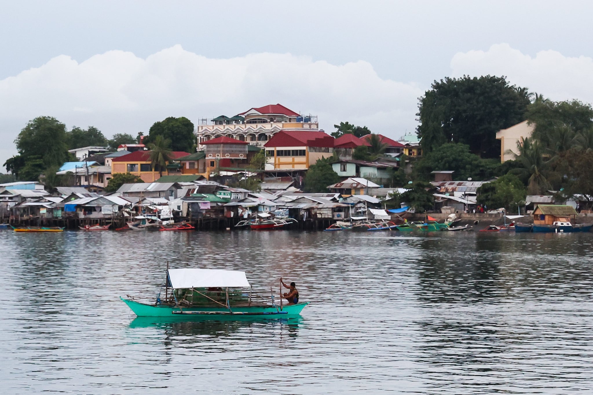 Barca affonda nelle Filippine, 9 turiste italiane salvate grazie a uno smartphone impermeabile