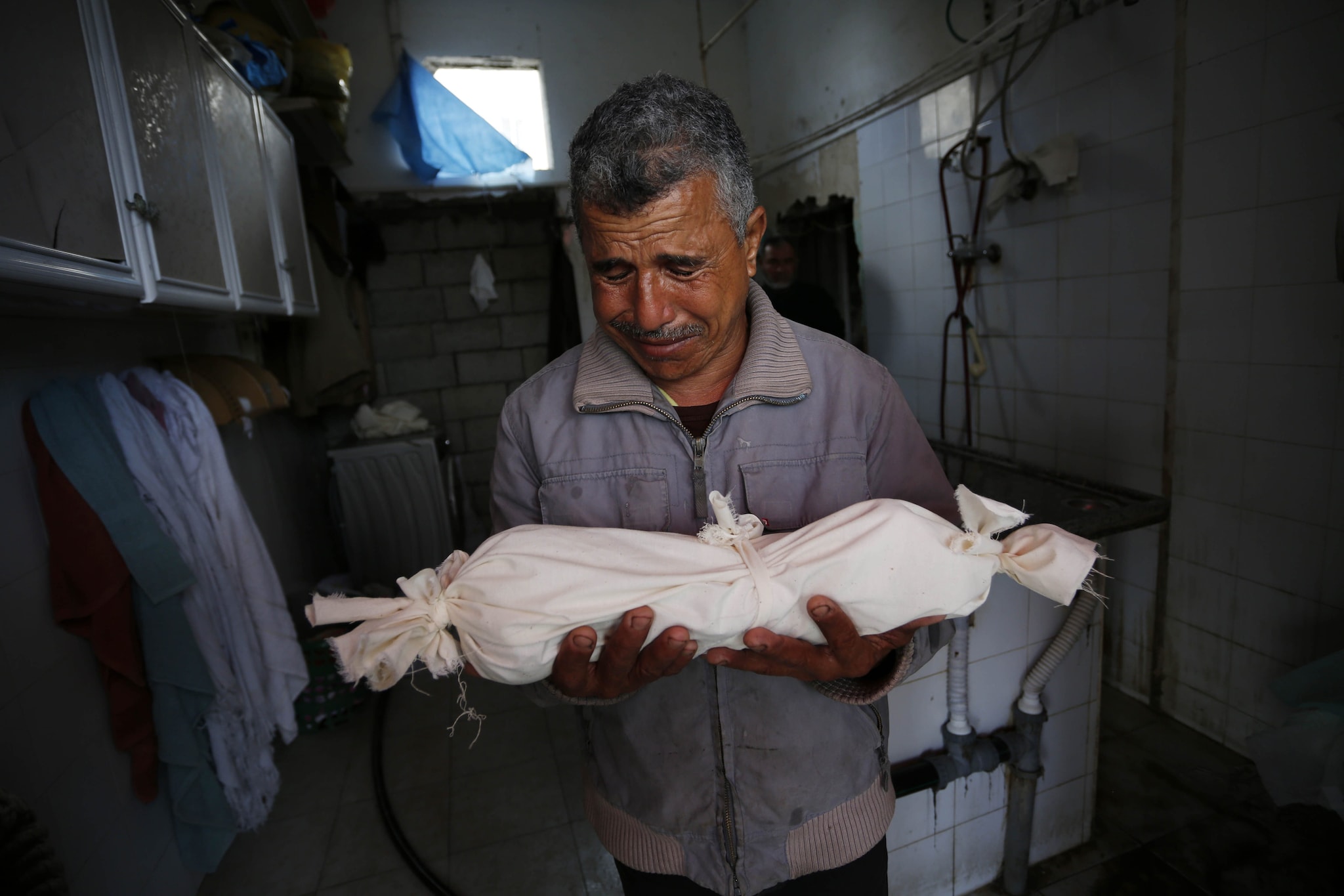 A Gaza un altro neonato è morto di freddo: tre palestinesi uccisi dai raid di Israele