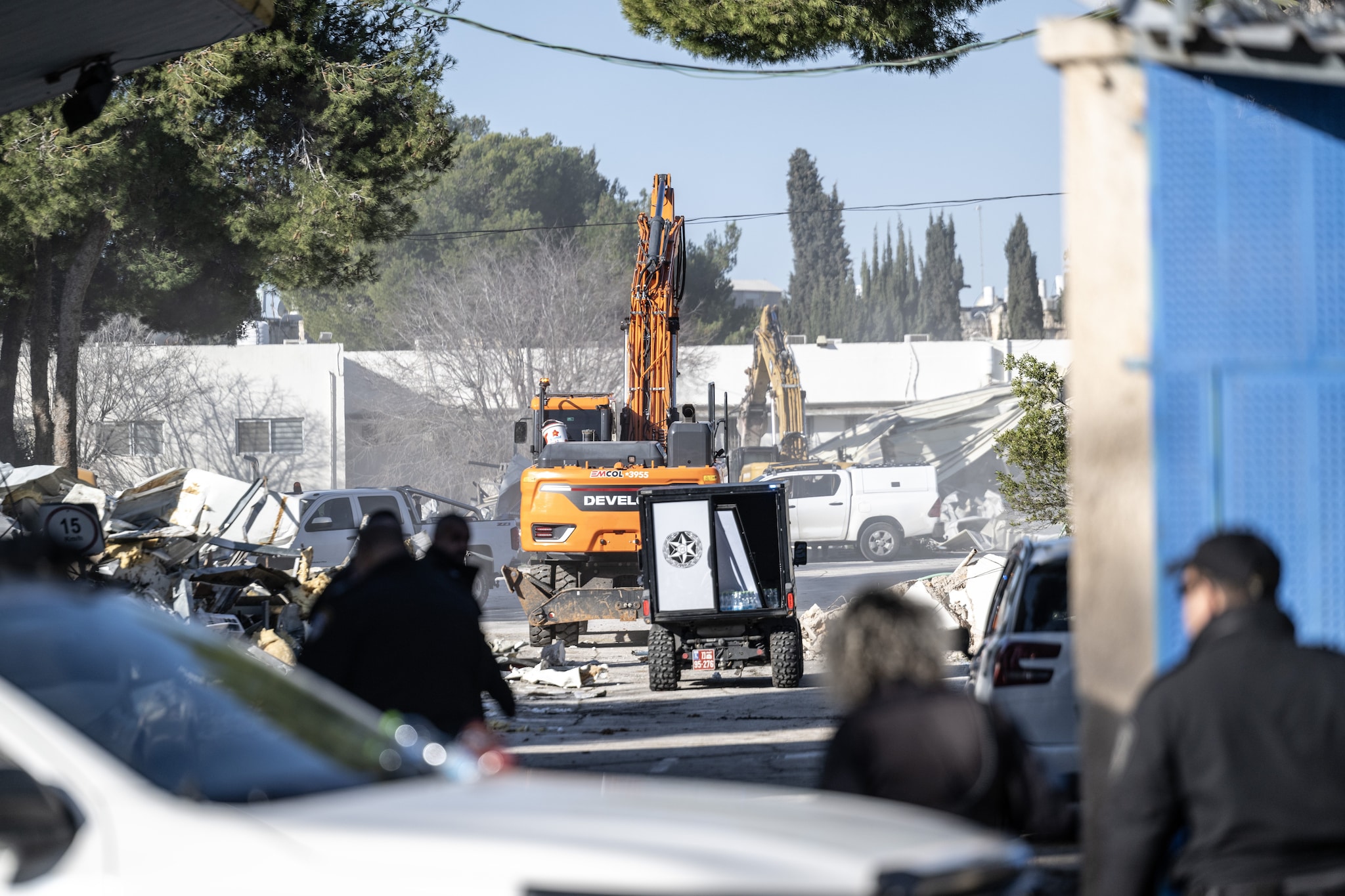 I bulldozer israeliani stanno demolendo il quartier generale dell’UNRWA a Gerusalemme Est occupata