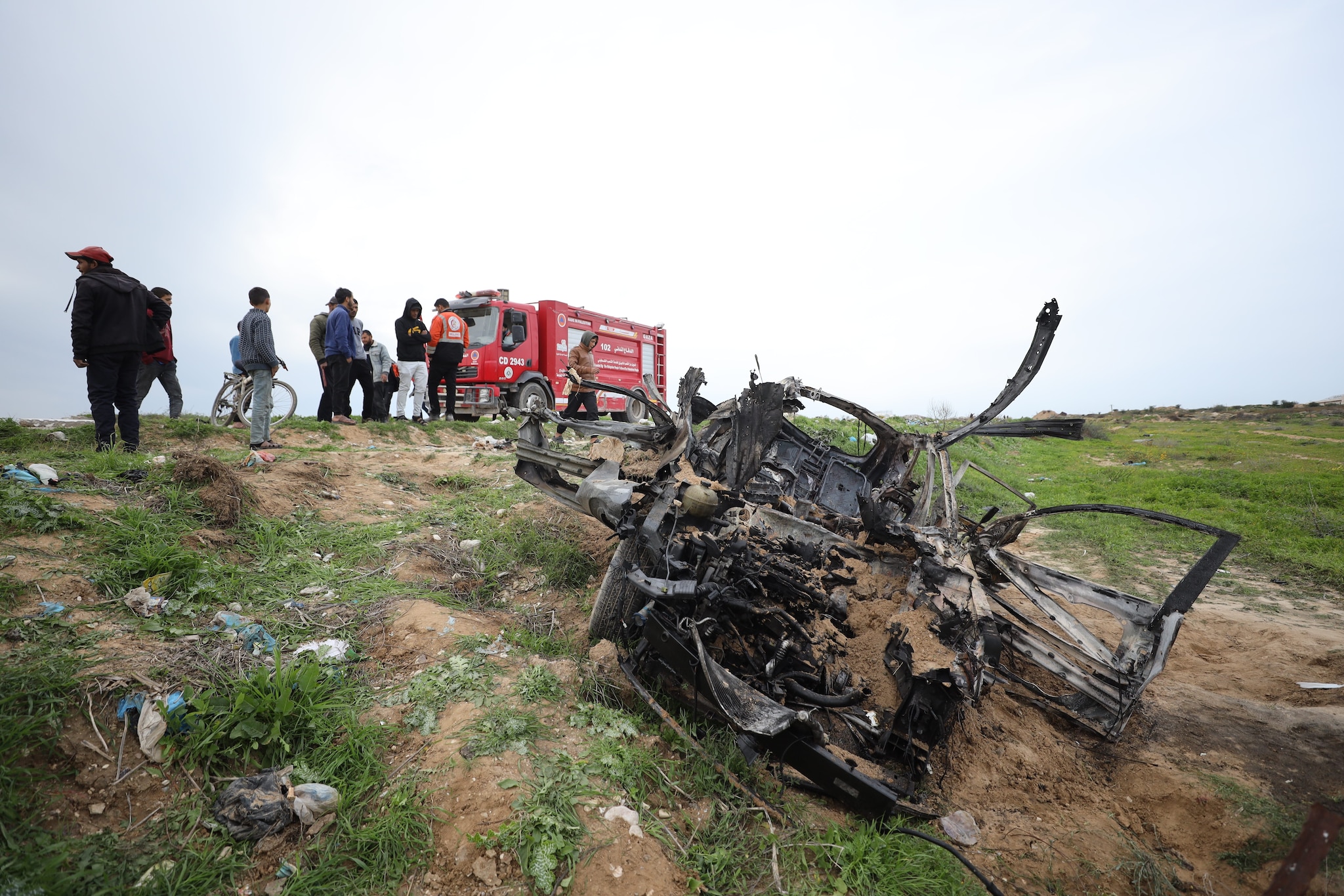 I resti dell’auto sulla quale viaggiavano i tre giornalisti uccisi