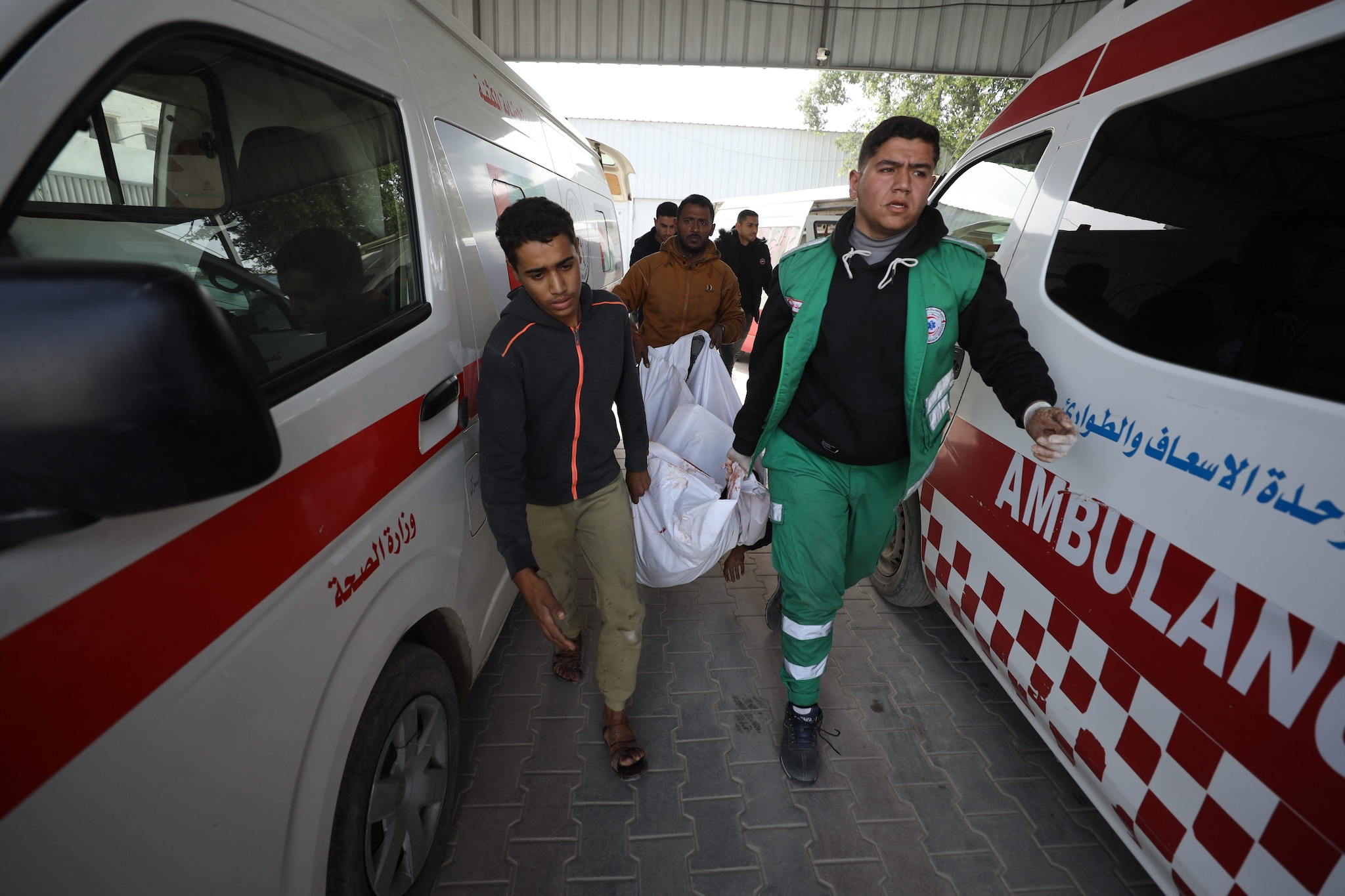 I corpi dei due bambini trasportati in ospedale
