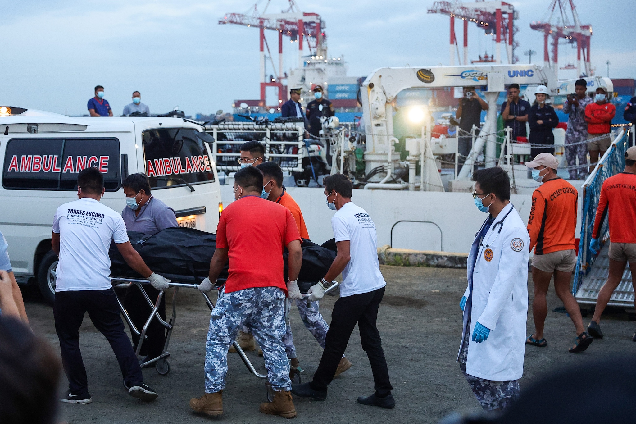 Traghetto con 350 passeggeri affonda nel sud delle Filippine: almeno 15 morti e decine di dispersi