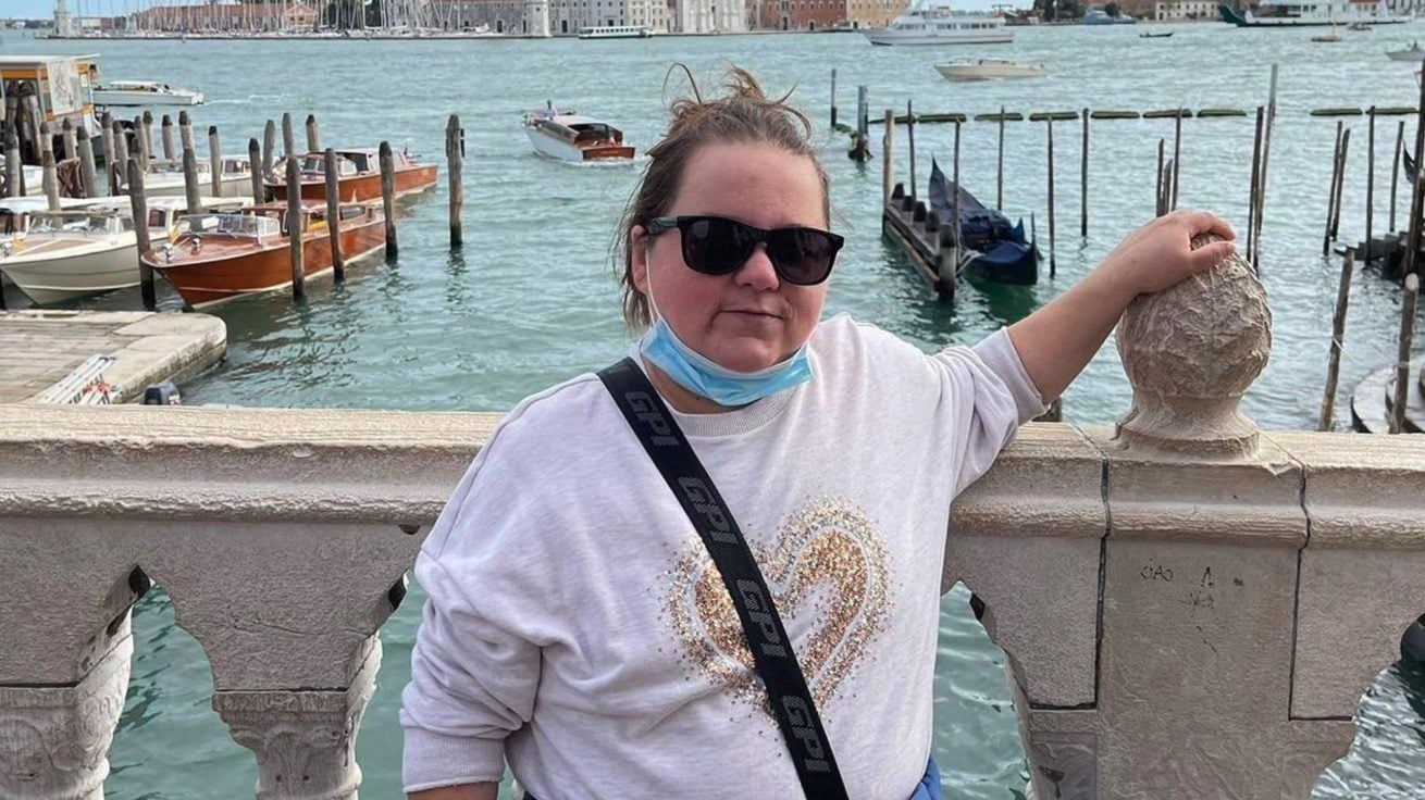 Gloria De Lazzari uccisa a Manchester, la madre in ospedale per malore: “L’assassino era libero di uccidere”