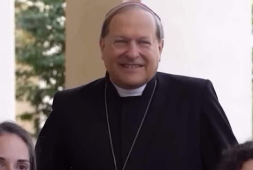 La Tesla alla cena per i poveri e i viaggi per il kitesurf: perché il Vaticano indaga sul vescovo di Alessandria