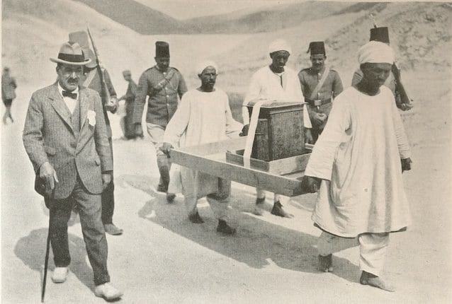 Howard Carter con gli operai che trasportano i reperti della tomba di Tutankhamon
