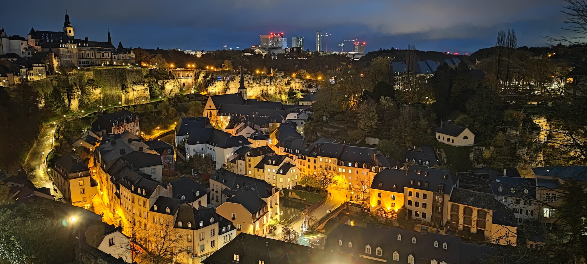 Vista notturna sul quartiere Grund, Lussemburgo Città.