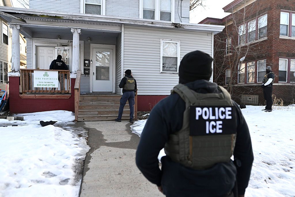 A Minneapolis agente ICE spara a immigrato davanti casa: “Legittima difesa, aggredito con una scopa”