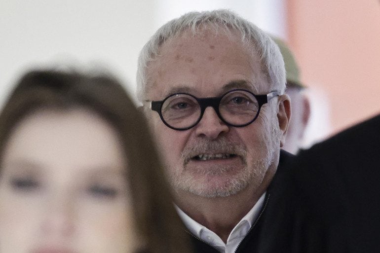 Il senatore sotto accusa in Francia: "Ha drogato lo champagne della collega deputata per violentarla"