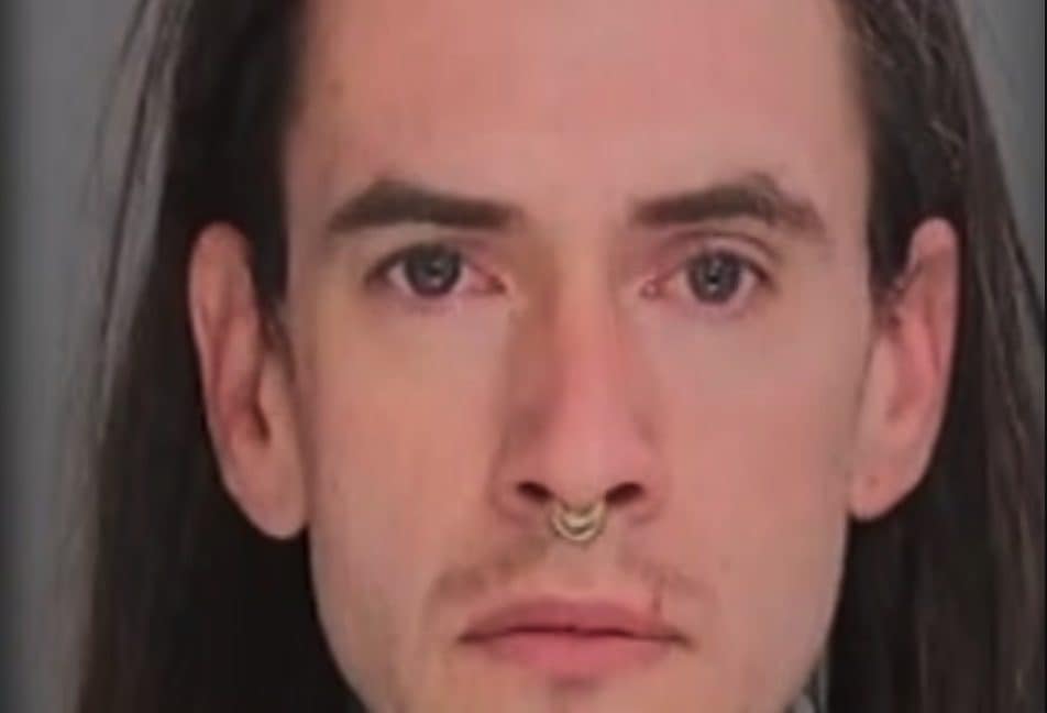 Sorpreso nel cimitero di notte, in casa centinaia di ossa e teschi di bimbi: “Appesi o ricomposti, un horror”