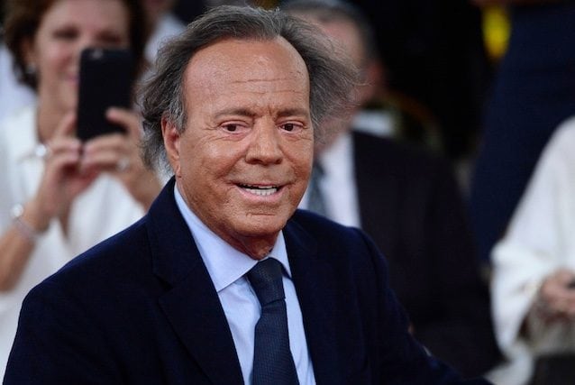Julio Iglesias nega le accuse di violenza sessuale di due ex dipendenti: "Mai mancato di rispetto a nessuna donna"