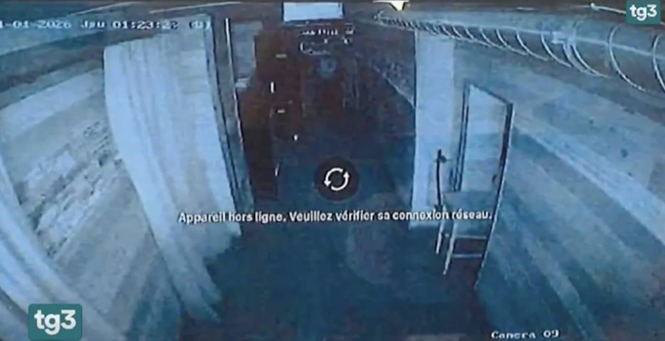 Sulla destra il mobiletto che ostruirebbe l’uscita di sicurezza