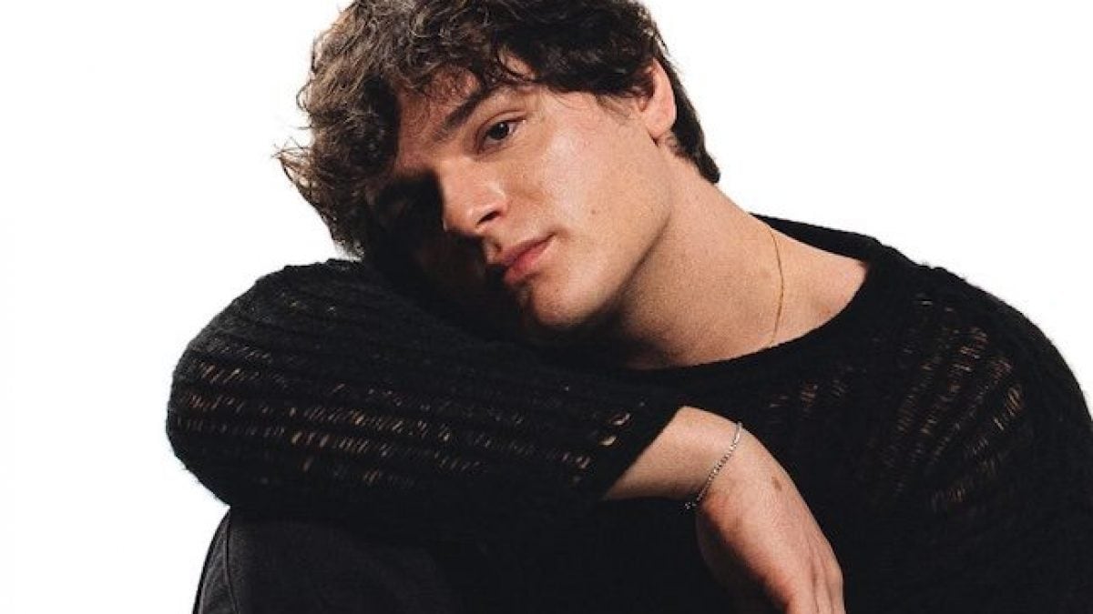 Il cantante e violoncellista Michele Ballo, allievo di Amici di Maria De Filippi