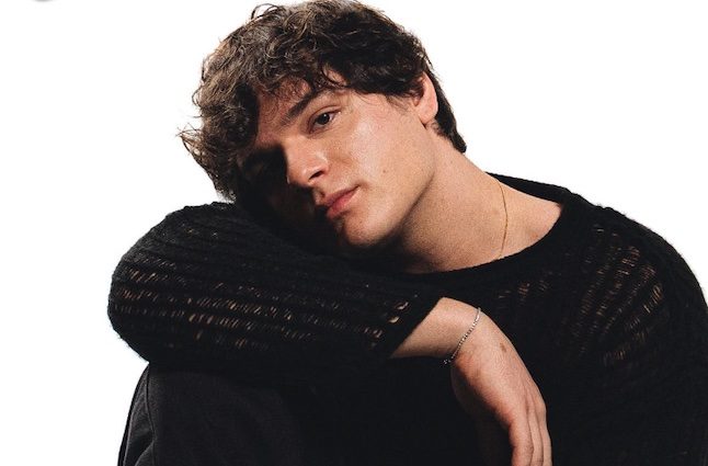 Chi è Michele Ballo, cantante e violoncellista ad Amici 25: gli studi e la passione per la musica